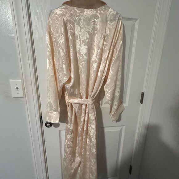 Victoria's Secret Cream Floral Satin Robe - Medium/Large - Picture 5 of 5